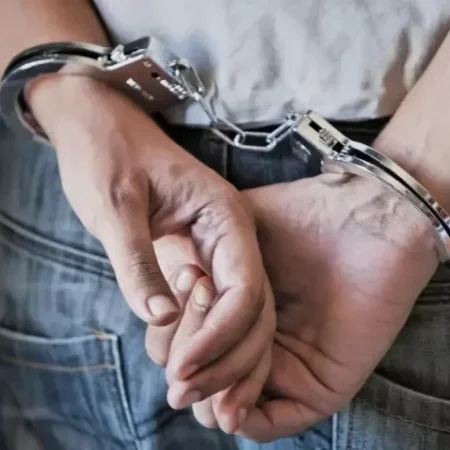 JOVEM É PRESO SUSPEITO DE TENTAR MATAR A PRÓPRIA SOGRA A FACADAS