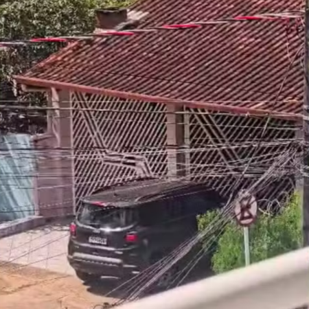 MULHER AVANÇA DE CARRO CONTRA PORTÃO, INVADE CASA E MATA HOMEM