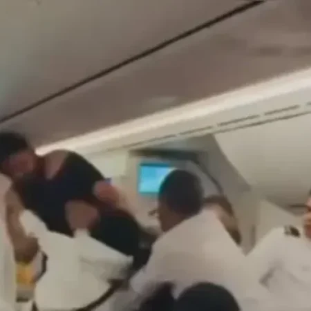 PASSAGEIROS “SAEM NO SOCO” DENTRO DE AVIÃO E CENA VIRALIZA NA WEB