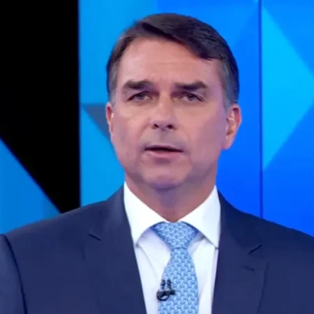 PF CANCELA PASSAPORTES DE FLÁVIO BOLSONARO APÓS DECISÃO DE MORAES