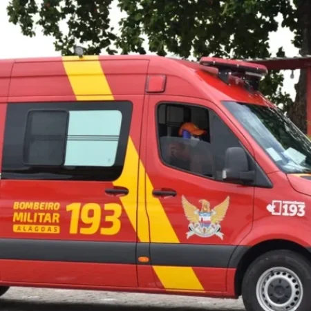 MOTORISTA ERRA AO MANOBRAR CARRO E ATROPELA MULHER NA CALÇADA