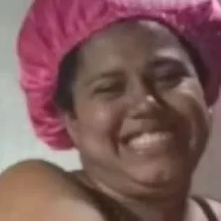 O QUE ERA ROTINA VIROU TRAGÉDIA: JOVEM MORRE AO USAR CELULAR CARREGANDO NA TOMADA 