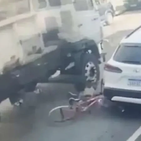 VÍDEOS REGISTRAM QUEDA DE CICLISTA E ATROPELAMENTO POR CAÇAMBA