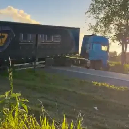 VÍDEO: CAMINHÃO FICA ATRAVESSADO EM TRECHO DA BR 104; FLUXO DESVIADO