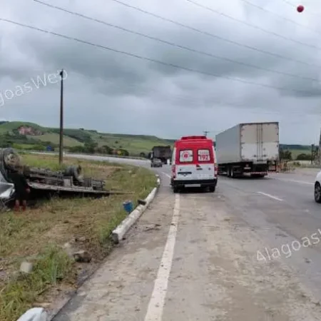 CAMINHÃO CAPOTA EM TRECHO DA BR-101