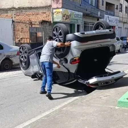 CARRO CAPOTA APÓS COLISÃO NO INTERIOR DE ALAGOAS