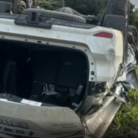 SW4 CAPOTA COM QUATRO OCUPANTES NA AL-101 E VÍTIMA DENUNCIA FURTOS APÓS O ACIDENTE
