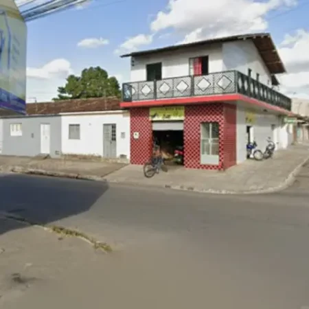 HOMEM AGRIDE A MÃE COM FACÃO E MATA GATOS DENTRO DE CASA