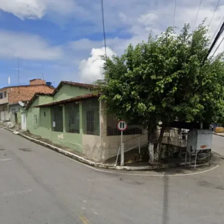 VÍTIMA JOGA CARRO CONTRA MOTO DE ASSALTANTE APÓS FALSA COMPRA DE VIDEOGAME