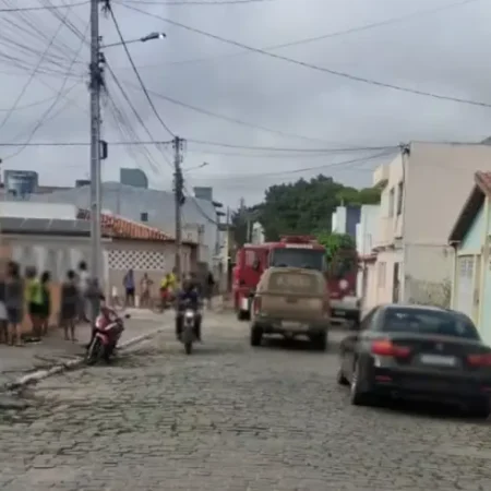 TRÊS CRIANÇAS MORREM CARBONIZADAS APÓS INCÊNDIO EM RESIDÊNCIA