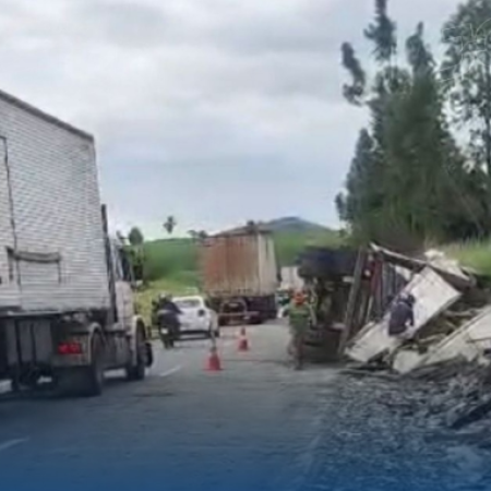 CARRETA TOMBA E PARTE DA CARGA É SAQUEADA
