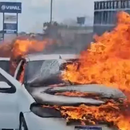 VEÍCULO DE PASSEIO PEGA FOGO NA AL-220 EM ARAPIRACA; NINGUÉM SE FERIU