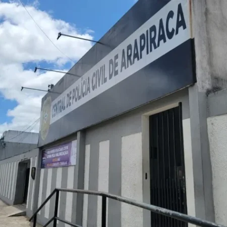 HOMEM É PRESO APÓS INCENDIAR A PRÓPRIA CASA E TENTAR AGREDIR POLICIAL MILITAR
