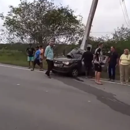 COLISÃO DE CARRO EM POSTE ÀS MARGENS DA AL 220 DEIXA UM MORTO
