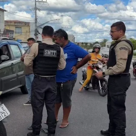 COLISÃO ENTRE MOTO E VAN É REGISTRADA NO CENTRO DE DELMIRO GOUVEIA/AL; VÍDEO