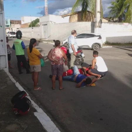 COLISÃO ENTRE MOTOS DEIXA TRÊS FERIDOS EM CRUZAMENTO