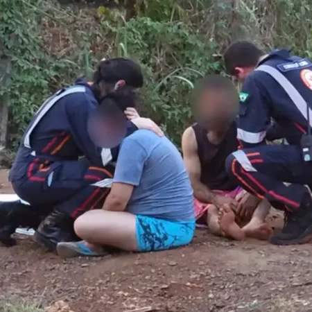 SOCORRISTAS SÃO FILMADOS ACALMANDO PAIS QUE PERDERAM FILHA DE 7 ANOS EM ACIDENTE