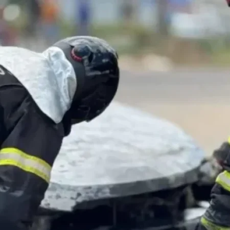 CARRO CAPOTA NA BR-101 E DEIXA TRÊS PESSOAS FERIDAS