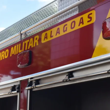 CARRO SOBE CALÇADA, ATROPELA CADEIRANTE E ATINGE MOTOCICLETA