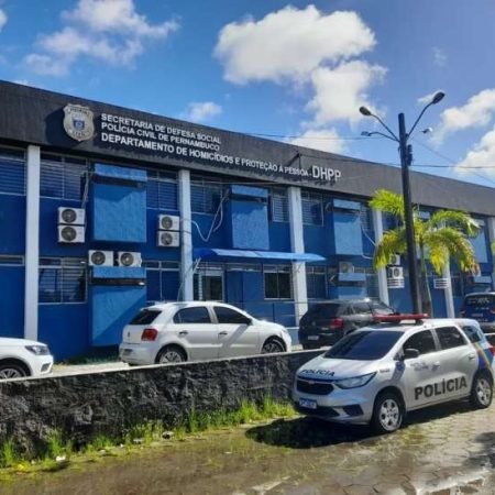 MULHER MATA COMPANHEIRO A FACADAS E É PRESA EM FLAGRANTE