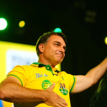 FLÁVIO DIZ QUE JAIR BOLSONARO COLOCARÁ A FAIXA NELE, SE ELEITO PRESIDENTE