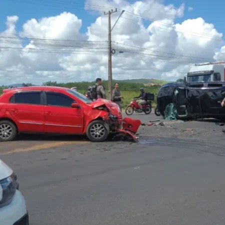 CARRO CAPOTA APÓS COLISÃO DURANTE CONVERSÃO NO BAIRRO BOM SUCESSO