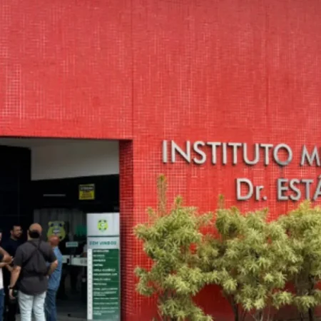 JOVEM É ACHADO MORTO COM FERIMENTOS DE FACA EM ESCADARIA