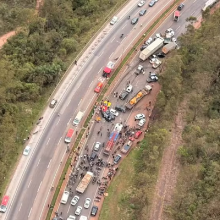 ENGAVETAMENTO COM AO MENOS 20 VEÍCULOS CAUSA INTERDIÇÃO DA BR-040