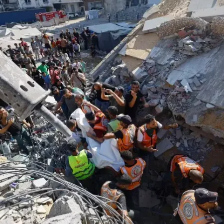 PRÉDIO DESABA E DEIXA AO MENOS 20 MORTOS