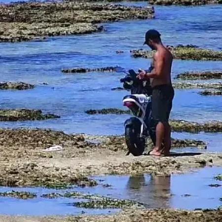HOMEM É DETIDO APÓS TRAFEGAR COM MOTO ELÉTRICA SOBRE CORAIS