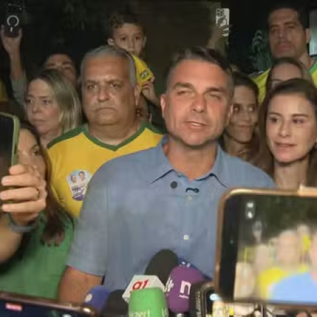 FLÁVIO DIZ ESTAR ‘MUITO FELIZ’ COM RESULTADO DO PRIMEIRO TURNO: ‘O BRASIL QUER MUDANÇA’