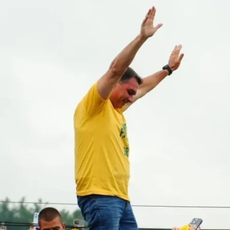 FLÁVIO PARTIPA HOJE DE MANIFESTAÇÕES EM VITÓRIA E SALVADOR