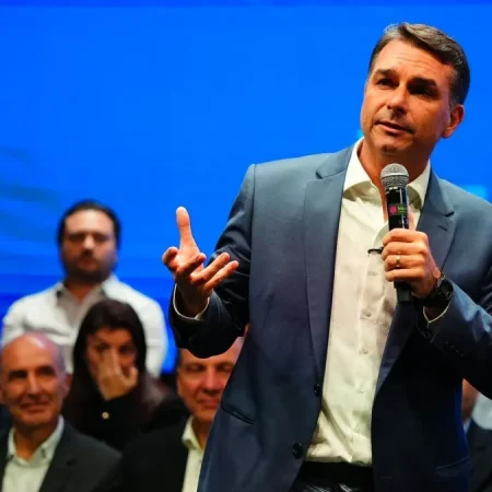 FLÁVIO ACUSA SINDICATOS DE FAVORECER LULA EM POSTS; TSE NEGA BARRAR PERFIS