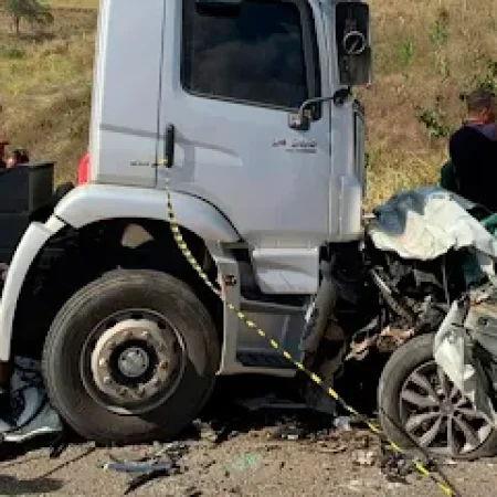 COLISÃO ENTRE CARRO E CAMINHÃO MATA CASAL NA BR-235 NO INTERIOR 