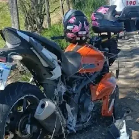 HOMEM ASSALTA ADOLECENTES E SOFRE ACIDENTE DURANTE FUGA EM RODOVIA NO INTERIOR