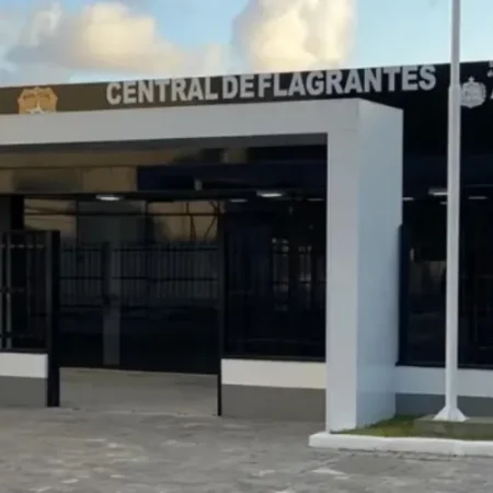 APÓS BRIGA COM O IRMÃO, HOMEM ATEIA FOGO EM SOFÁ E É PRESO