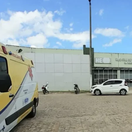 BATIDA ENVOLVENDO CARRO E MOTO EM AVENIDA DEIXA HOMEM FERIDO