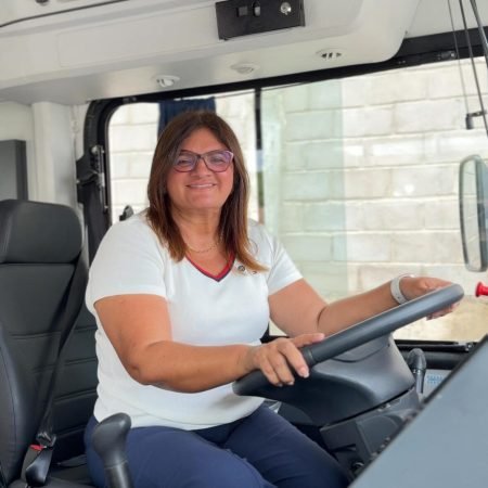 PREFEITA ZIANE COSTA ENTREGA FROTA DE ÔNIBUS E NOVOS EQUIPAMENTOS PARA A EDUCAÇÃO NESTA SEXTA-FEIRA