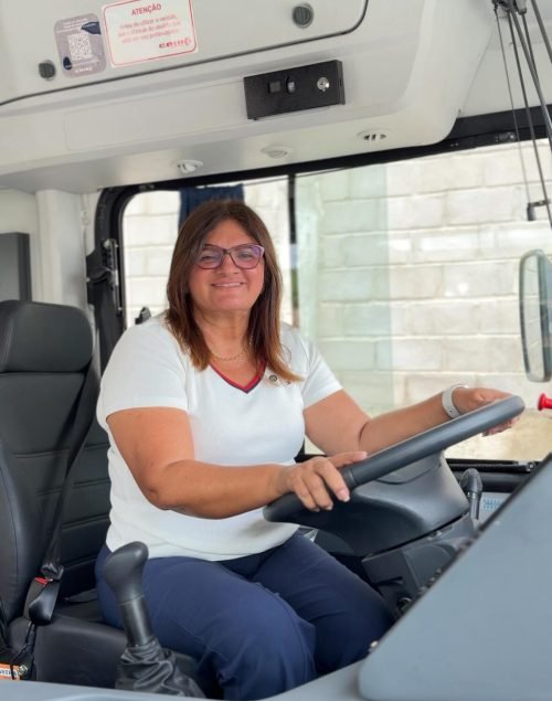 PREFEITA ZIANE COSTA ENTREGA FROTA DE ÔNIBUS E NOVOS EQUIPAMENTOS PARA A EDUCAÇÃO NESTA SEXTA-FEIRA