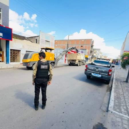 SMTT ATUA PARA MINIMIZAR IMPACTOS E REFORÇAR A SEGURANÇA VIÁRIA DURANTE RECAPEAMENTO NO CENTRO DE DELMIRO GOUVEIA
