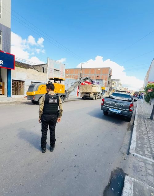 SMTT ATUA PARA MINIMIZAR IMPACTOS E REFORÇAR A SEGURANÇA VIÁRIA DURANTE RECAPEAMENTO NO CENTRO DE DELMIRO GOUVEIA