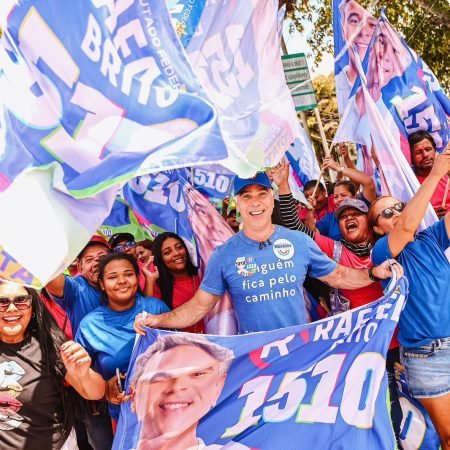 RAFAEL BRITO DÁ LARGADA À CAMPANHA COM ADESIVAÇO LOTADO NO CEPA