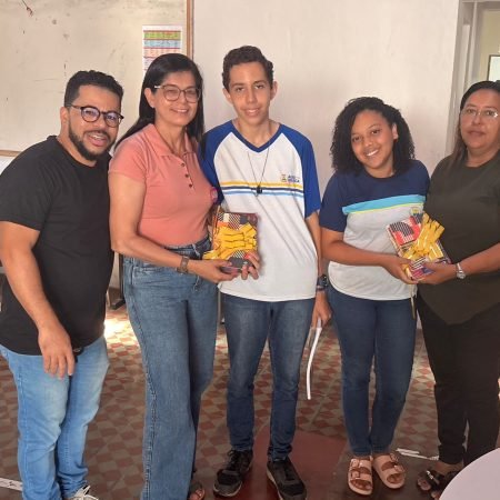 INCENTIVO À EDUCAÇÃO: VEREADOR AMOSIEL VISITA UNIDADES DE ENSINO EM ÁGUA BRANCA E REALIZA ENTREGA DE LIVROS
