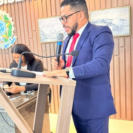 VEREADOR AMOSIEL VOTA A FAVOR DOS PRECATÓRIOS PARA OS PROFESSORES