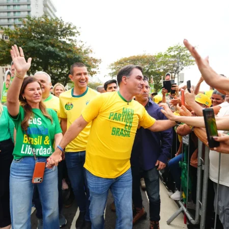 ENTORNO DE FLÁVIO FAZ DA INDEFINIÇÃO DO STF MUNIÇÃO CONTRA MORAES E DINO