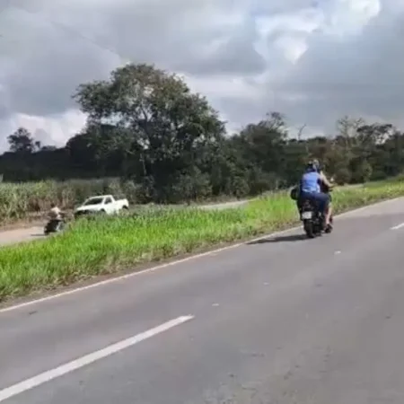 MOTORISTA FICA FERIDO APÓS CARRO COLIDIR COM POSTE