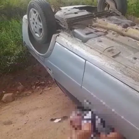 IDOSO É PRENSADO PELO PRÓPRIO CARRO APÓS CAPOTAMENTO
