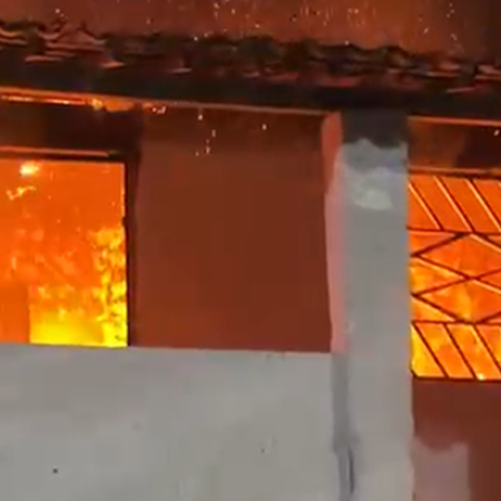 INCÊNDIO ATINGE E DESTRÓI RESIDÊNCIA; ASSISTA