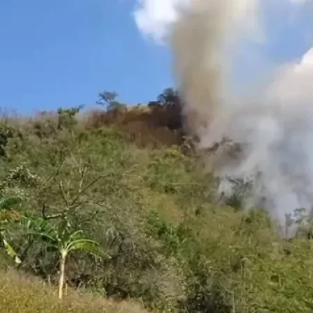 INCÊNDIO EM VEGETAÇÃO MOBILIZA CORPO DE BOMBEIROS