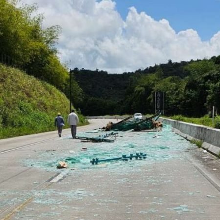 CARGA DE VIDROS DESPENCA DE CAMINHÃO E INTERDITA BR-101